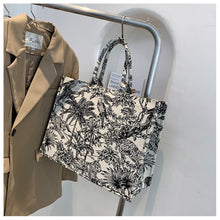 Load image into Gallery viewer, Floral Purse
